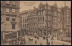 Op de voorgrond de brug in circa 1910 met tramrails; op de achtergrond het Rembrandthuis