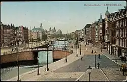 Uitzicht over de Boerenwetering in de richting van Rijksmuseum, met de Korrelbrug op de voorgrond, prentbriefkaart 1910