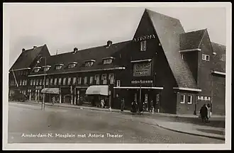 Astoria in 1940, rechterdeel van het complex. Op de gevelwand de aankondiging van de film De klokkenluider van de Notre Dame