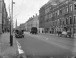 Bezuidenhoutseweg gefotografeerd in noordelijke richting, januari 1931. De kerk op de achtergrond is de rooms-katholieke kerk aan de O.L.V.-van-Goede-Raad op de hoek van de Mariastraat.