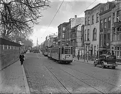 Lijn 1 op de Bezuidenhoutseweg in januari 1931. De tram zal rechts afslaan naar het Station Staatsspoor.
