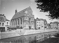 Kanaal Maastricht-Luik met pleintje bij de kerk, 1926