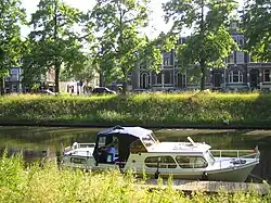 Aanlegsteiger bij de brug