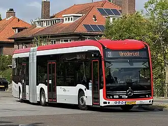 Een Elektrische Mercedes-Benz eCitaro G bus van HTM in de regio Haaglanden, de 1505 op de Haringkade als lijn 21 richting Vrederust.