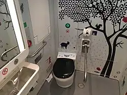 Het nieuwe toilet van de binnenkant gezien in SLT 2424.