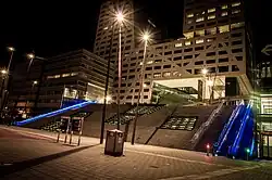 De nieuwe trappenpartij richting het station met daaronder de nieuwe fietsenstalling en aan de rechterkant het Stadskantoor Utrecht in 2014, het kantoor links is in 2018 vervangen door een WTC-gebouw.