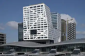 Het Stadskantoor achter het Centraal Station