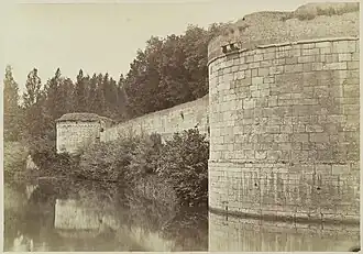 De stadsmuur nog zonder poort