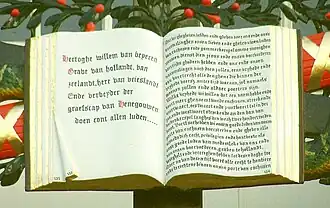 Het boek aan de voorgevel met daarop de stadsrechten