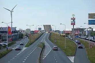 S 150, op de achtergrond staat de Schiethavenbrug open