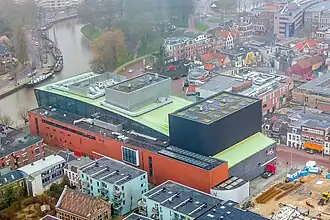 Zicht op De Harmonie vanaf de Achmeatoren