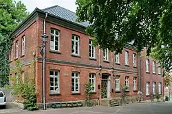 Verspringende plint vanwege de helling, Stadsbibliotheek Sarsfeld