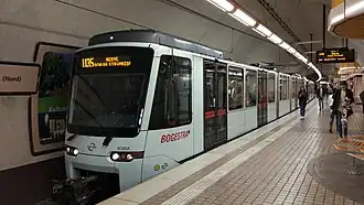 Een Stadtbahn-rijtuig in station Rathaus (Nord)