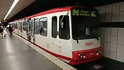 Een achtassige sneltram in station Stadthaus