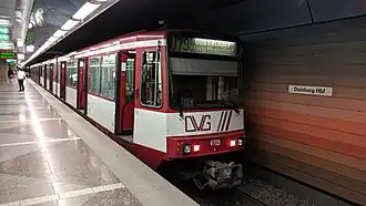 Een Stadtbahn-rijtuig in station Hauptbahnhof