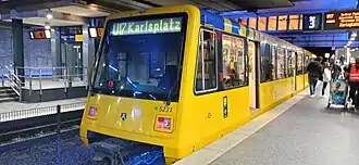 Een Stadtbahn-rijtuig in station Hauptbahnhof