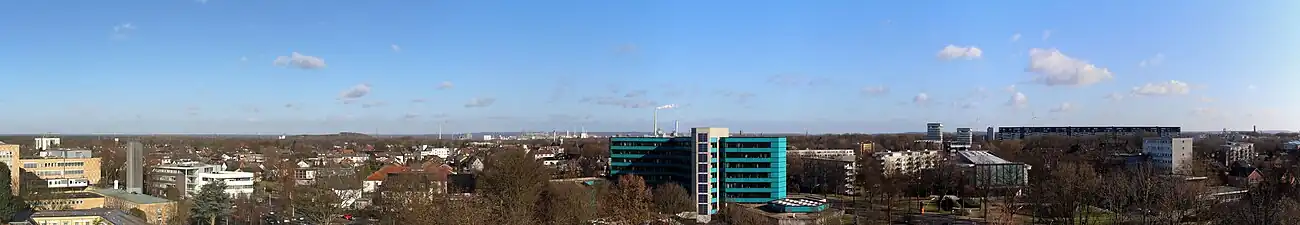 Panorama Marl. V.&nbsp;l.&nbsp;n.&nbsp;r.: Marienhospital, wijk Brassert, mijnafvalberg (Halde) "Lipper Höhe", Chemiepark Marl, belastingkantoor, Parkhotel, gemeentehuis, Stadttheater, Halde "Brinkfortsheide", Laubfrosch en flat Wohnen West.
