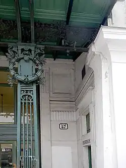 Decordetail met een huisnummer op de achtergrond.