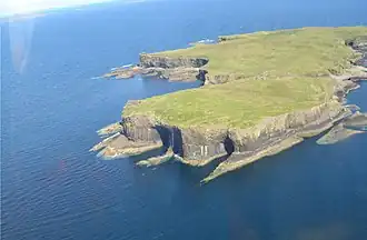 Staffa gezien vanuit het zuiden. Rechts vooraan Fingal's Cave