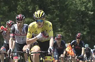 Winnaar Tadej Pogačar in de gele trui