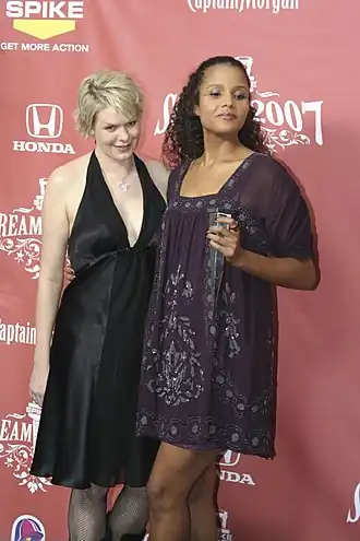 Monica Staggs (links), naast Sydney Tamiia Poitier.