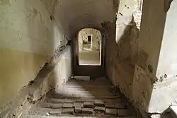 Nog niet gerenoveerde trap in het kasteel (2015)