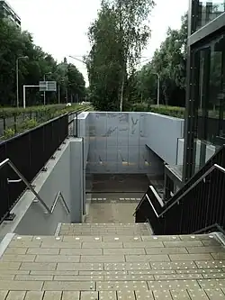 De trap naar het station en de voetgangerstunnel.