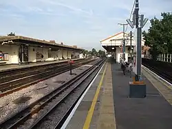 Een blik naar het oosten, links het perron uit 1931, rechts het eilandperron uit 1912
