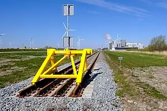 Eindpunt van de lijn gezien richting Chemiepark De Valgen in het westen met rechts PPG