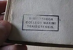 Stempel "Bibliotheca Collegii Maximi Traiectensis"
