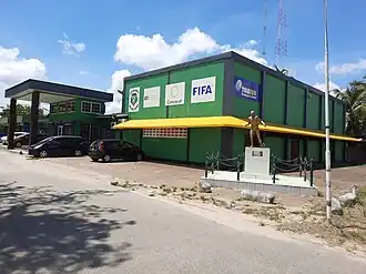 Het hoofdkantoor in Paramaribo met het standbeeld van André Kamperveen