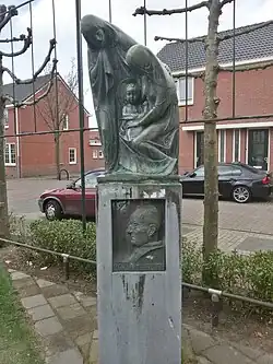 Standbeeld van de Heilige Familie (1931) aan het Dr. Poelsplein in Venlo.