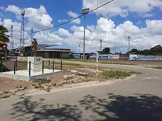Het stadion met op de voorgrond het standbeeld van André Kamperveen