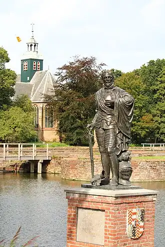 Egmontbeeld in de slotgracht van Kasteel Egmond in Egmond aan den Hoef (brons)