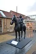 Een kunstwerk van Benjamin Gardin. Het stelt een Duitse Lansier en paard voor. Beiden met gasmasker.