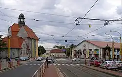 Tramhalte schuins tegenover het gemeentehuis.