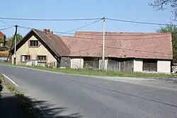 Huis en vervallen boerderij (2011)