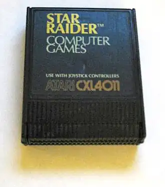 Een spelcartridge van Star Raiders. De eerste cartridges hadden een spelfout in de naam, zoals hierboven te zien is.