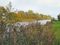Het Van Starkenborghkanaal met in de verte de nieuwe Walfridusbrug, spoorbrug bij Groningen, gezien in oostelijke richting