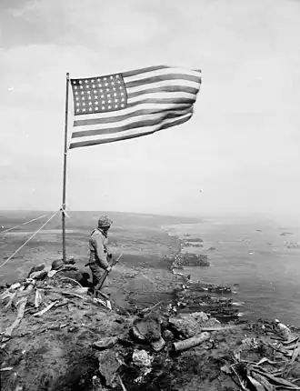 De Amerikaanse vlag wappert op de vulkaan Suribachi