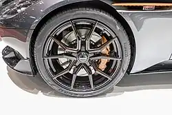 Een van de wielen van een DB11