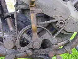 Een vroege vorm van een kickstarter op een P&M uit 1919. Via een startkettinkje wordt rechtstreeks de krukas rond getrapt...