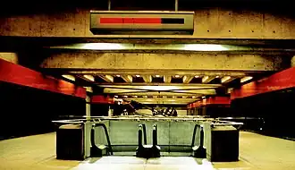 Enkele stations kennen een karakteristieke betonarchitectuur