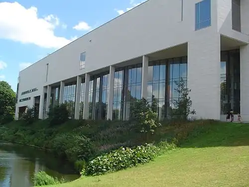 Zijvleugel uit 1998 van het Statens Museum for Kunst aan de parkzijde