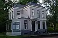 Statig neoclassicistische villa met onregelmatig verloop in fraaie tuin