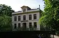 Statig neoclassicistische villa met onregelmatig verloop in fraaie tuin