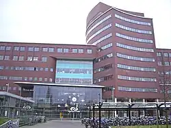 Achteringang met fietsenstalling