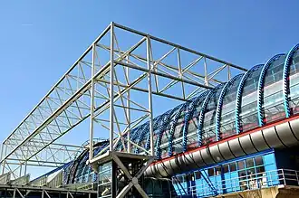 Station Amsterdam Sloterdijk, ontworpen door Peter Kilsdonk, met uitwendige stalen draagconstructies