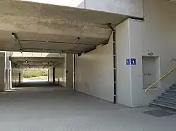 De haast onbesmeurde tunnel onder de perrons in 2007.