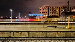 Plaatsnaambord op een perron